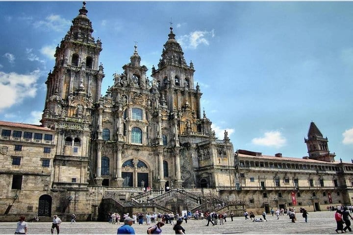 Tour en furgoneta – Santiago de Compostela y Valença do Minho