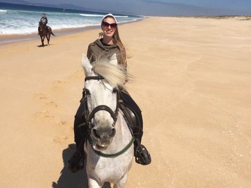 Paseo a caballo en la playa de la región de Lisboa